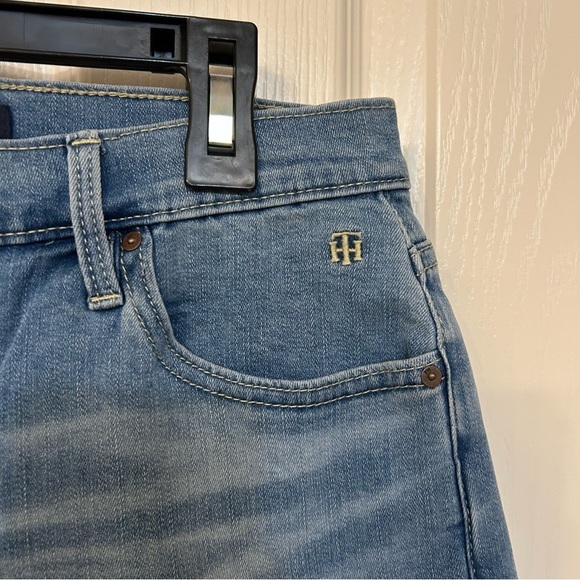 Tommy Hilfiger TH Flex Cuffed Denim 5” Shorts in Pacific Blue Size 4 - Picture 4 of 8